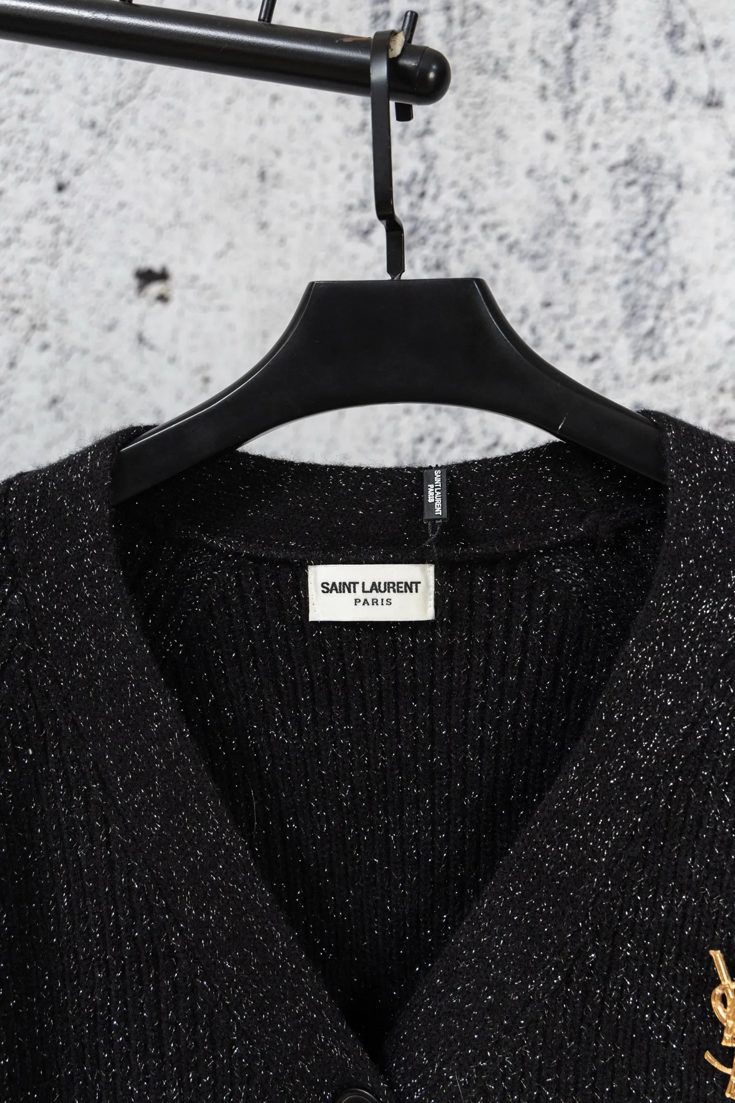 💰300 Saint Laurent is 2026 new autumn and winter black glitter V-neck knitted cardigan 1. Style: loose-fitting V-neck cardigan with single-breasted design, brand woven logo on the collar, and golden YSL classic embroidery logo on the left chest. 2. Material: The knitted fabric is mixed with glitter elements, which presents a delicate luster under the light. The black base and fine glitter effect enhance the texture and fashion. 3. Style: The overall style is simple and dark, and the glitter and metal logo add a sense of sophistication. It has both casual and light luxury attributes. It can be worn alone or layered. Size: SML Color: Black